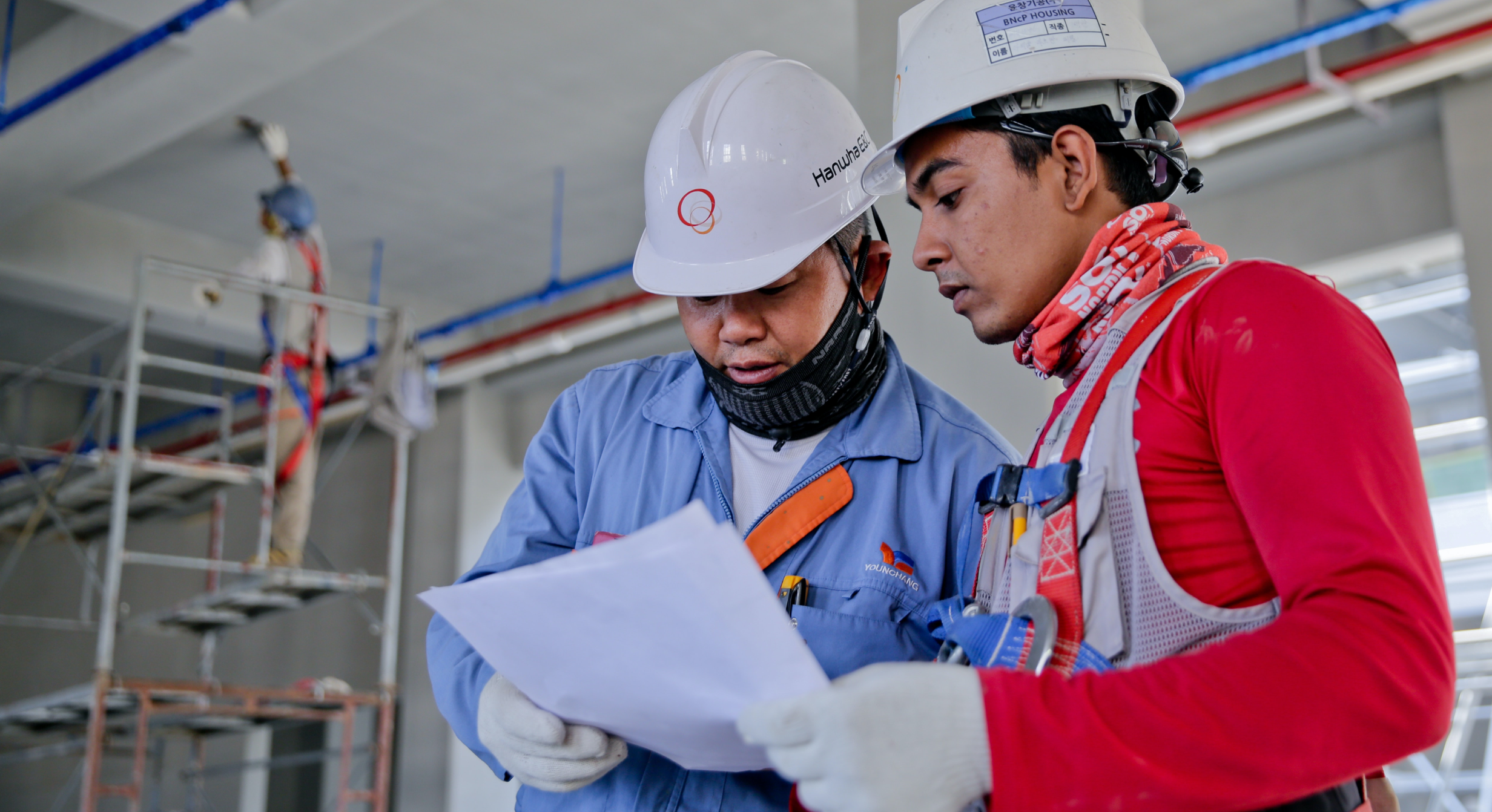 Image of construction apprentices at work. 